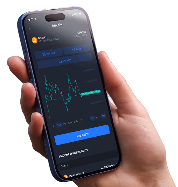 Mano sosteniendo un celular con la app de YouHodler en la pantalla de Bitcoin
